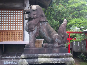 右の狛犬